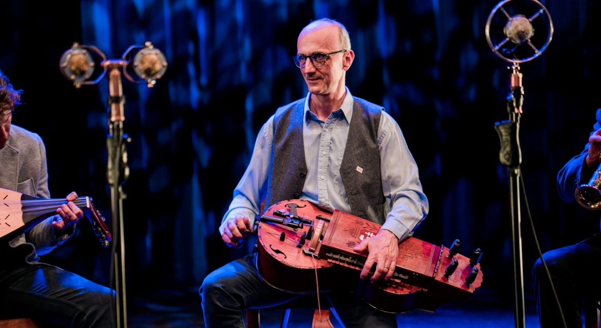 “Meg kell találni a fülsértő zajban a valódi hangot” – Szerényi Béla népzenész játékosantanít a HangFeszten